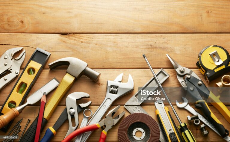 variedade de ferramentas em pranchas de madeira com espaço para cópia